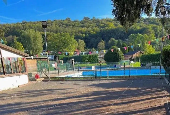 Camping 4 Personnes Avec Piscine *
